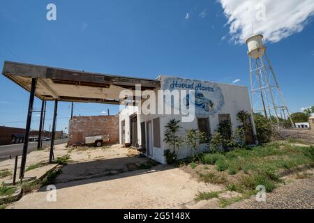 McLean, Texas - 6 maggio 2021: Stazione di servizio abbandonata sulla Route 66 nella zona centrale di McLean, Texas Foto Stock