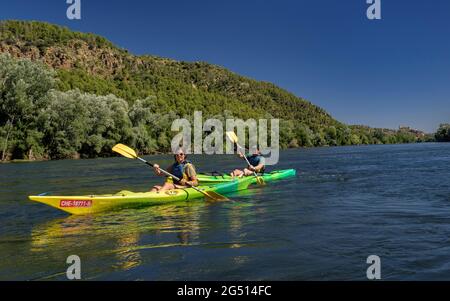 Kayak lungo il fiume Ebro come passa attraverso Miravet (Ribera d'Ebre, Tarragona, Catalogna, Spagna) ESP: Bajando en kayak al Río Ebro en Miravet Foto Stock