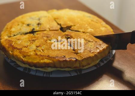 Torta di carne fatta in casa sul tavolo da cucina Foto Stock