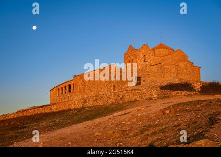 Monastero di Sant Llorenç del Munt all'alba con la luna piena (Vallès Occidental, Barcellona, Catalogna, Spagna) Foto Stock