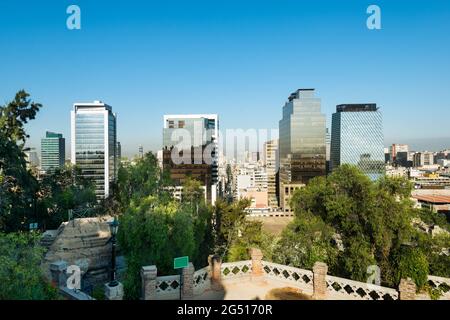 Paesaggio urbano del centro di Santiago del Cile dalla collina di Santa Lucia Foto Stock