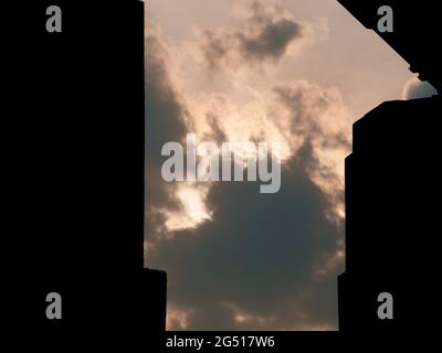 Presentazione natura cielo tramonto tra silhouette architettura scura Foto Stock