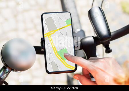 App Bicycle GPS Navigator con mappa sul telefono cellulare Foto Stock