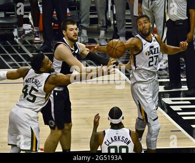 Los Angeles, USA, 24 giugno 2021: Los Angeles, Stati Uniti. 19 giugno 2021. Il centro di Los Angeles Clippers Ivica Zubac (40) perde la palla sotto la pressione dei difensori dello Utah Jazz durante la prima metà in Games 6 della loro serie di playoff di secondo turno migliore di sette al Centro Staples di Los Angeles venerdì 18 giugno 2021. I Clippers hanno eliminato il jazz più seeded con una vittoria del 131-119 davanti alla più grande folla di NBA di Los Angeles da quando la pandemia ha chiuso gli sport nel marzo 2020. Foto di Jim Ruymen/UPI Credit: UPI/Alamy Live News Foto Stock