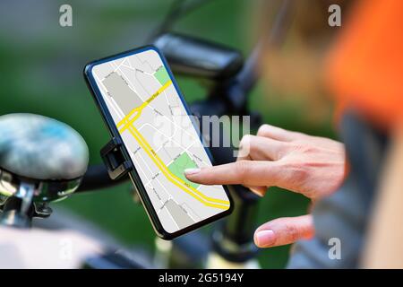 App Bicycle GPS Navigator con mappa sul telefono cellulare Foto Stock