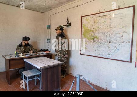 Baku, Azerbaigian. 16 Giugno 2021. I manichini armeni utilizzati nel Trophy Park per ricreare la scena bellica. Costituito da attrezzature militari armene catturate dalla guerra del Nagorno Karabakh, il Trophy Park è un parco nel centro di Baku. Credit: Edward Crawford/SOPA Images/ZUMA Wire/Alamy Live News Foto Stock