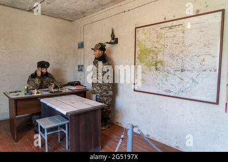 Baku, Azerbaigian. 16 Giugno 2021. I manichini armeni utilizzati nel Trophy Park per ricreare la scena bellica. Costituito da attrezzature militari armene catturate dalla guerra del Nagorno Karabakh, il Trophy Park è un parco nel centro di Baku. (Foto di Edward Crawford/SOPA Images/Sipa USA) Credit: Sipa USA/Alamy Live News Foto Stock
