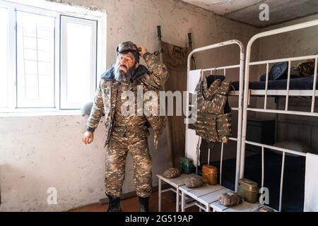 Baku, Azerbaigian. 16 Giugno 2021. Manichino armeno stereotipo razziale utilizzato in Trophy Park. Costituito da attrezzature militari armene catturate dalla guerra del Nagorno Karabakh, Trophy Park è un parco nel centro di Baku. Credit: SOPA Images Limited/Alamy Live News Foto Stock