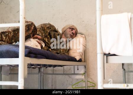 Baku, Azerbaigian. 16 Giugno 2021. Manichino armeno utilizzato nel Trophy Park per ricreare le condizioni di guerra. Costituito da attrezzature militari armene catturate dalla guerra del Nagorno Karabakh, Trophy Park è un parco nel centro di Baku. Credit: SOPA Images Limited/Alamy Live News Foto Stock
