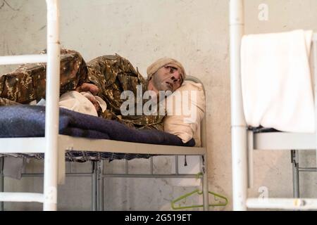 Baku, Azerbaigian. 16 Giugno 2021. Manichino armeno utilizzato nel Trophy Park per ricreare le condizioni di guerra. Costituito da attrezzature militari armene catturate dalla guerra del Nagorno Karabakh, Trophy Park è un parco nel centro di Baku. Credit: Edward Crawford/SOPA Images/ZUMA Wire/Alamy Live News Foto Stock