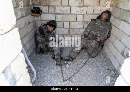 Baku, Azerbaigian. 16 Giugno 2021. Manichini armeni in catene nel Trophy Park.costituito da attrezzature militari armene catturate dalla guerra del Nagorno Karabakh, Trophy Park è un parco nel centro di Baku. Credit: Edward Crawford/SOPA Images/ZUMA Wire/Alamy Live News Foto Stock