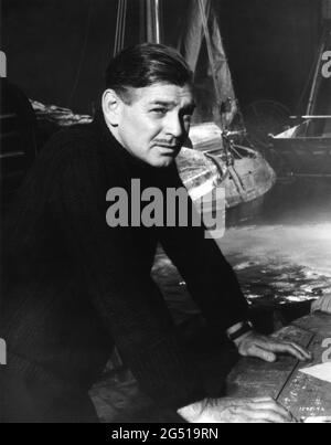 CLARK GABLE su set ritratto candid durante le riprese di NEVER LET ME GO 1953 regista DELMER DAVES dal romanzo come The Dawn di Paul Winterton produttore Clarence Brown Metro Goldwyn Mayer Foto Stock