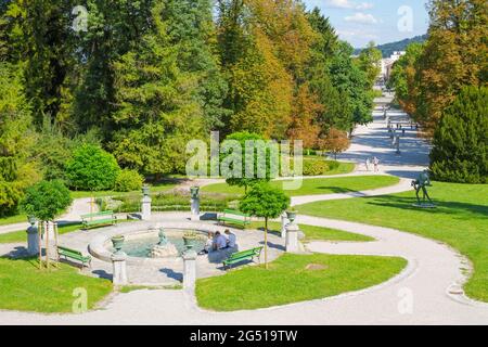 Lubiana, Slovenia - 16 agosto 2018: Una fontana barocca alla fine della passeggiata di Jakopič, di fronte al Castello di Tivoli, nel Parco di Tivoli Foto Stock