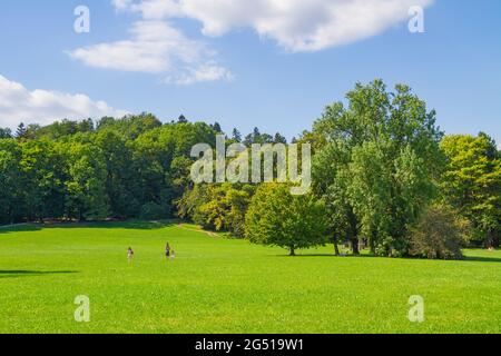 Lubiana, Slovenia - 16 agosto 2018: Persone che camminano e si rilassano nel verde e lussureggiante Parco Tivoli in una giornata di sole Foto Stock