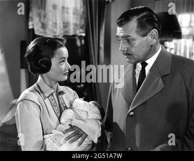 GENE TIERNEY e CLARK GABLE in NEVER LET ME GO 1953 regista DELMER DAVES dal romanzo come The Dawn di Paul Winterton produttore Clarence Brown Metro Goldwyn Mayer Foto Stock