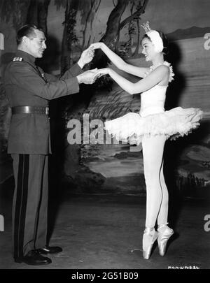 CLARK GABLE e GENE TIERNEY sul set candid a MGM British Studios a Boreham Wood durante le riprese di una sequenza di balletti con Miss Tierney in NEVER LET ME GO 1953 regista DELMER DAVES dal romanzo come the Dawn di Paul Winterton produttore Clarence Brown Metro Goldwyn Mayer Foto Stock