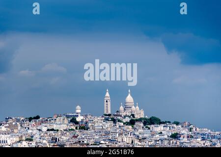 Vista aerea a distanza della collina e della famosa Basilica del Sacro cuore di Montmartre, famoso monumento di Parigi, Francia Foto Stock