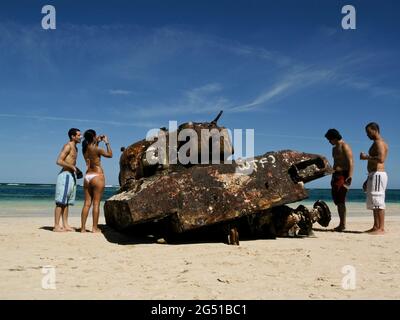 Un carro armato abbandonato, utilizzato in passato come bersaglio dalla marina statunitense, sulla spiaggia di Flamenco, nell'isola di Culebra, a Porto Rico Foto Stock