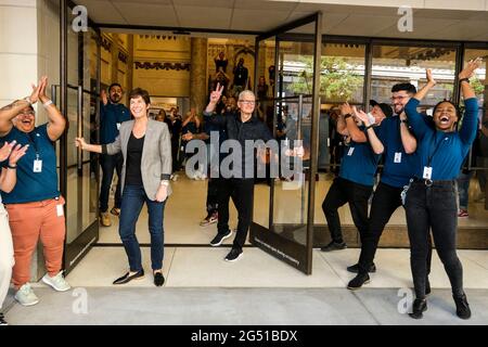 Los Angeles, California, Stati Uniti. 24 Giugno 2021. Tim Cook, CEO di Apple, e Deirdre o'Brien, Senior Vice president di Retail e People di Apple, aprono le porte del nuovo negozio Apple Tower Theatre sul quartiere dei teatri di Broadway nel centro di Los Angeles, giovedì 24 giugno. 2021. Il simbolo Tower Theatre aperto nel 1927, progettato dall'architetto teatrale S. Charles Lee, era rimasto chiuso dal 1988. Credit: Ringo Chiu/ZUMA Wire/Alamy Live News Foto Stock