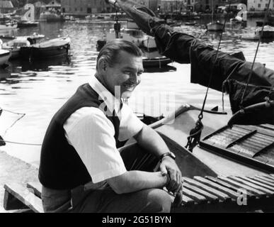 CLARK GABLE on set location ritratto sincero durante le riprese in Cornovaglia Inghilterra di NEVER LET ME GO 1953 regista DELMER DAVES dal romanzo come The Dawn di Paul Winterton produttore Clarence Brown Metro Goldwyn Mayer Foto Stock