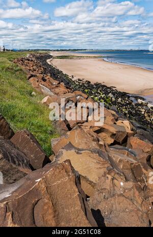 Massi utilizzati per contribuire a ridurre l'erosione a Blyth Nord a Cambogii, Northumberland, Regno Unito Foto Stock