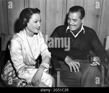 GENE TIERNEY e CLARK GABLE sul set candid a MGM British Studios a Boreham Wood durante le riprese di NEVER LET ME GO 1953 regista DELMER DAVES dal romanzo come The Dawn di Paul Winterton produttore Clarence Brown Metro Goldwyn Mayer Foto Stock