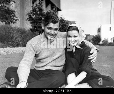 CLARK GABLE e GENE TIERNEY candid ritratto presso MGM British Studios a Boreham Wood durante le riprese di NEVER LET ME GO 1953 regista DELMER DAVES dal romanzo come The Dawn di Paul Winterton produttore Clarence Brown Metro Goldwyn Mayer Foto Stock