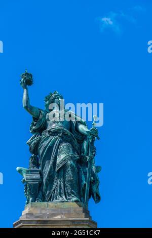 Dettagli del Niederwald Memorialof 1883 a Rüdesheim, famoso villaggio del vino nel paesaggio del Rheingau sul fiume Reno, Assia, Germania, Europa Foto Stock