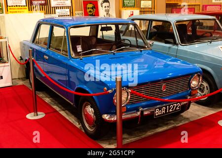 Museo dell'automobile. Auto russa LADA 2101 o VAZ 2101 Zhiguli dagli anni '80 in mostra al museo Cars of Socialism nella città di Peshtera, Bulgaria, Europa dell'Est Foto Stock