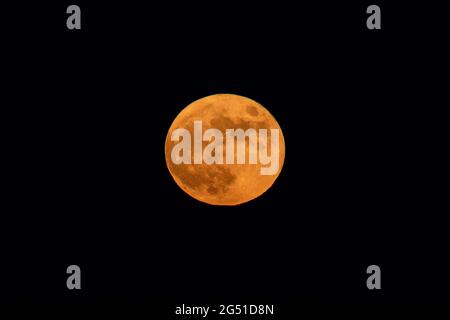Madrid, Spagna. 24 Giugno 2021. La luna piena di giugno conosciuta anche come Strawberry Moon sorge su Madrid. Credit: Marcos del Mazo/Alamy Live News Foto Stock