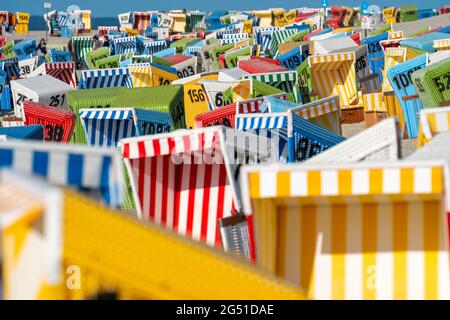 Nordsee Insel Langeoog, Frühsommer, kurz nach den ersten Lockerungen des lockdown in der Corona Krise, noch recht wenig Touristen am Strand, Strandkö Foto Stock