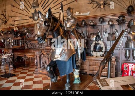 WARWICK, REGNO UNITO - 22 2021 MAGGIO: Mostra di un'armatura dei Cavalieri al Castello di Warwick Foto Stock