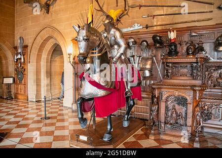 WARWICK, REGNO UNITO - 22 2021 MAGGIO: Mostra di un'armatura dei Cavalieri al Castello di Warwick Foto Stock