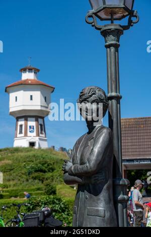 Isola del Mare del Nord Langeoog, strada principale, torre dell'acqua, monumento a Lale Andersen, bassa Sassonia, Germania, Foto Stock