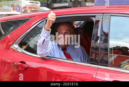 3RD Avenue, New York, USA, 21 giugno 2021 - candidato repubblicano al sindaco Curtis Sliwa, è affiancato dall'ex sindaco di New York Rudy Giuliani, e dall'imprenditore John Catsimatidis ad un evento di campagna di oggi a New York City. Foto: Luiz Rampelotto/EuropaNewswire È OBBLIGATORIO IL CREDITO FOTOGRAFICO. Foto Stock