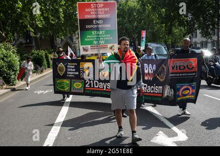 Londra, Regno Unito. 23 Giugno 2021. Gli attivisti di Windrush marciano dall'ufficio di casa alle Camere del Parlamento per consegnare una lettera che chiede ad un nuovo organismo indipendente, e non all'ufficio di casa, di amministrare il regime che il governo intende risarcire loro per la violazione dei loro diritti. Credit: Mark Kerrison/Alamy Live News Foto Stock