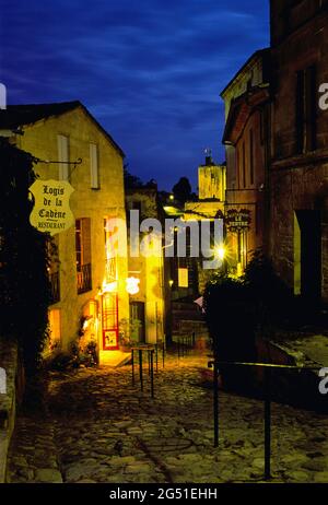 Strada nel centro storico di St. Emilion di notte, Bordeaux, Francia Foto Stock