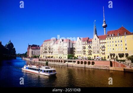 Fiume Spree e case cittadine nella città vecchia, quartiere Nikolai, Berlino, Germania Foto Stock