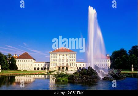 Castello di Nymphenburg con fontana, Monaco, Baviera, Germania Foto Stock
