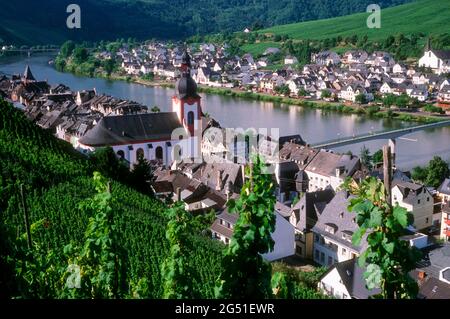 Città di Zell e fiume Mosel, Renania-Palatinato, Germania Foto Stock