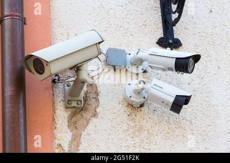 Tre 3 diverse telecamere di sicurezza TVCC a parete, Ungheria Foto Stock