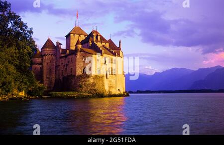 Castello di Chillon sulla riva del Lago di Ginevra al tramonto, Cantone di Vaud, Svizzera Foto Stock