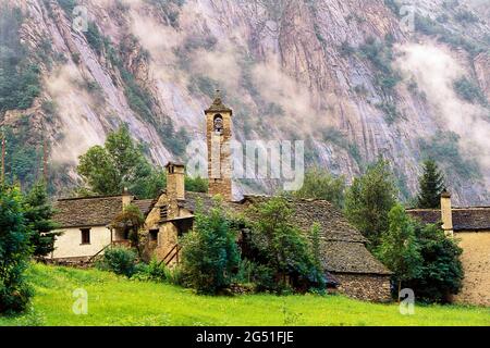 Veduta della chiesa in pietra nella valle, San Carlo, Valle Maggia, Cantone Ticino, Svizzera Foto Stock