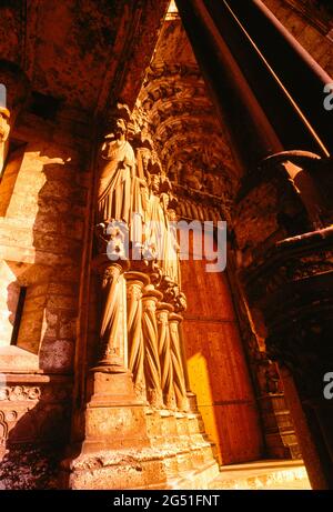 Vista ad angolo basso delle sculture sulla Cattedrale di Chartres, Chartres, Francia Foto Stock