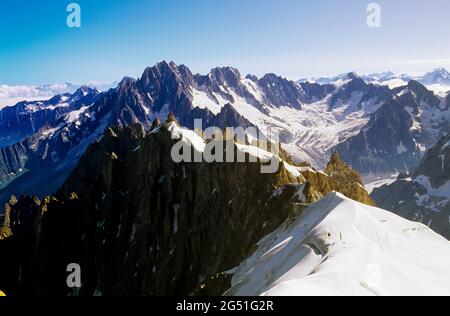 Vista sulle montagne in inverno nel massiccio del Monte Bianco nelle Alpi da Aiguille du Midi, alta Savoia, Francia Foto Stock