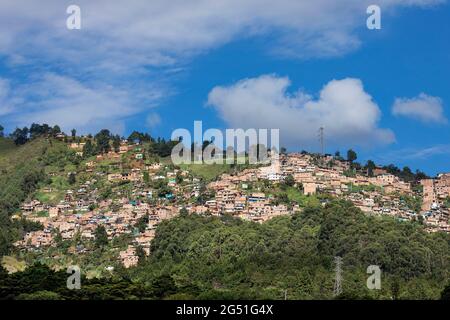 Quartieri poveri sulle pendici della città di Medellin, Colombia Foto Stock