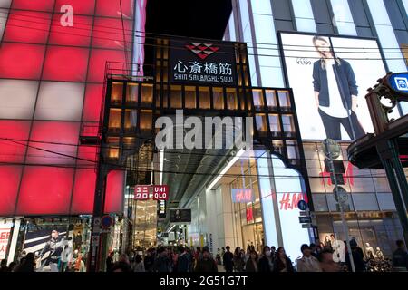 Shinsaibashi-suji, una strada commerciale coperta a Osaka, Giappone Foto Stock