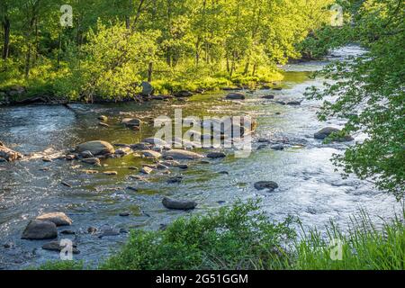 Il fiume Millers passando attraverso Royaston, Massachusetts Foto Stock