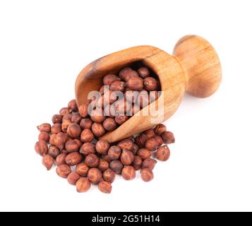 Cumulo di ceci marroni in paletta di legno, isolato su sfondo bianco. Ceci marroni. Garbanzo, grammo bengala o fagiolo di ceci. Foto Stock