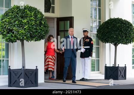 Il presidente degli Stati Uniti Joe Biden esce dall'ala ovest della Casa Bianca dopo un incontro con un gruppo bipartisan di senatori dove hanno raggiunto un accordo su un piano infrastrutturale a Washington, DC, giovedì 24 giugno 2021. A sinistra si trova il senatore US Kyrsten Sinema (democratico dell'Arizona).Credit: Sarah Silbiger/Pool via CNP /MediaPunch Foto Stock